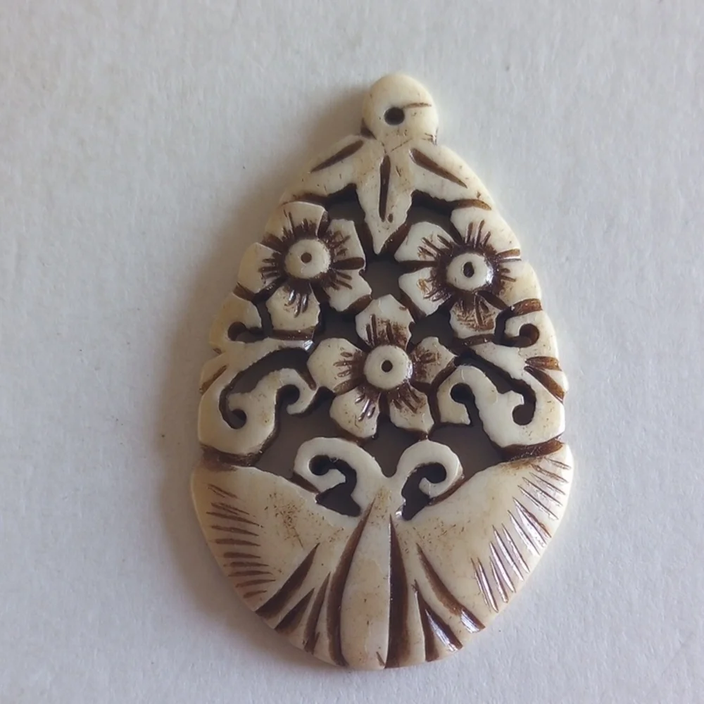 VINTAGE CARVED BONE PENDANTS LOT HORSE BUTTERFLY ELEPHANT